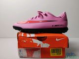 les chaussures roses et violettes sont posées sur une boîte