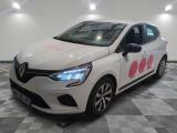 la voiture blanche est garée sur un sol en damier dans le garage