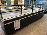 une vitrine en verre au milieu d'un magasin