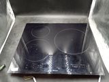 une cuisinière noire à trois brûleurs