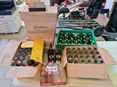 Plusieurs caisses de bière sont posées sur une table dans un entrepôt