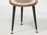 une image représentant une petite table en bois avec un plateau en mosaïque