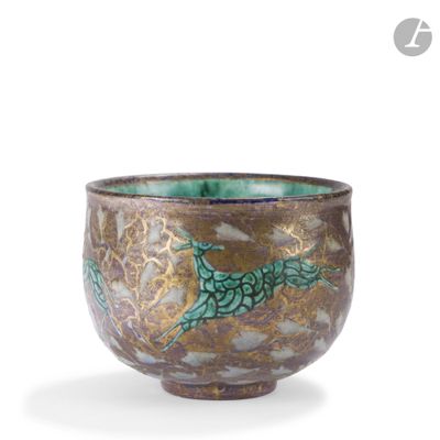 un bol vert et marron orné d'un motif représentant un oiseau
