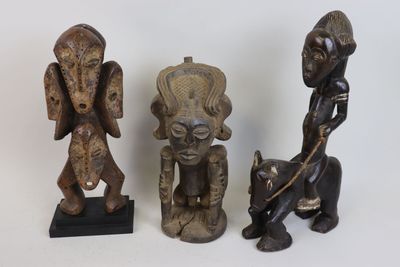 Lot de trois pièces dont : Cavalier Baoulé, Statue Chokwé, S…