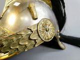 un gros plan d'un casque orné d'une décoration dorée