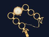 un bracelet en or orné d'une montre et d'une clé
