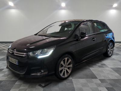 la citrole noire est garée sur un carrelage en damier