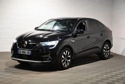 une photo d'un 4x4 noir garé dans un garage