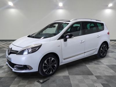 la voiture blanche est garée dans le garage sur un sol en damier