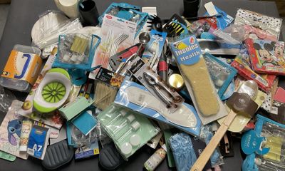 un tas d'objets divers posés sur une table