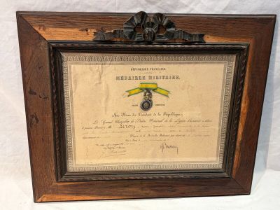 Cadre avec médaille et diplôme de la médaille "Attribuée au …