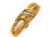 une image d'une bague en or et diamants sur fond blanc