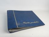 un gros plan sur un livre bleu orné d'une inscription dorée