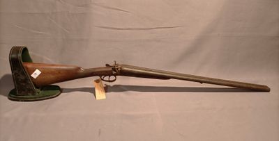 un fusil avec un canon en bois et une bouche en bois sur fond blanc