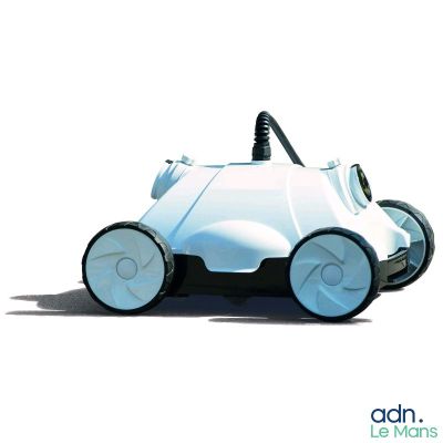 une petite voiture blanche posée par terre