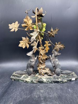 une image représentant une figurine d'un homme et de deux souris