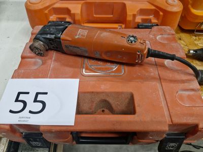 une petite boîte à outils orange sur laquelle est posé un marteau