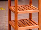 une table en bois surmontée d'une étagère