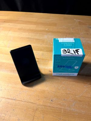 un téléphone posé à côté d'une boîte sur une table
