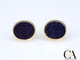 une paire de boucles d'oreilles à clous en pierre druzy bleue sur fond blanc