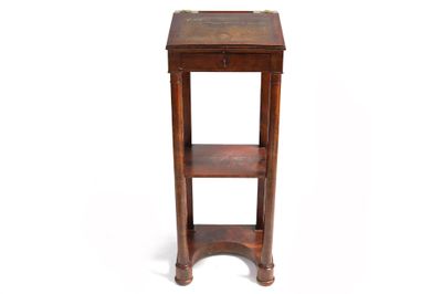 une petite table en bois avec un tiroir