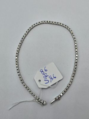 Gros plan sur un bracelet portant une étiquette