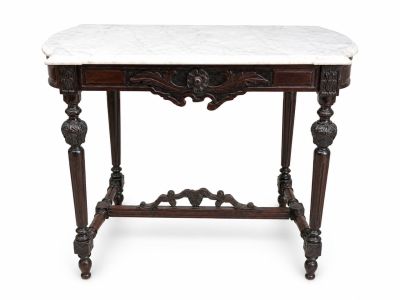 une vieille table avec un plateau en marbre sur fond blanc