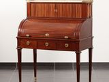 une photo d'un petit bureau avec un plateau en marbre