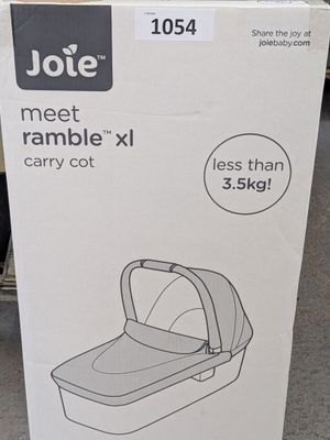 Le carton de la poussette est posé par terre dans le magasin.