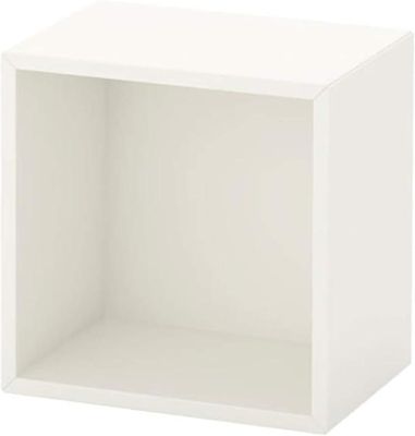 un gros plan d'une étagère en forme de cube blanc sur fond blanc