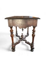 Table de milieu en noyer mouluré, la ceinture à bords chanto… (photo 6)