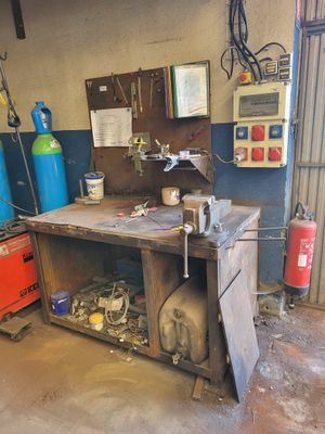 une image d'un établi dans un garage