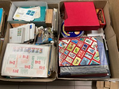 une boîte remplie de livres et d'autres objets