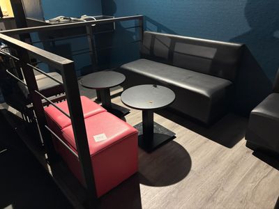 un canapé et une table dans une pièce aux murs bleus