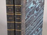 deux livres posés l'un sur l'autre sur une table