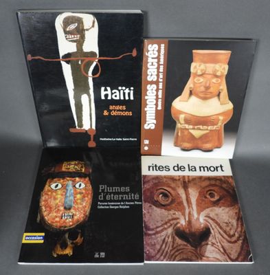 trois livres consacrés à l'art et à l'artisanat exposés sur un fond gris