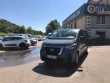 une camionnette garée devant un bâtiment