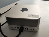 un ordinateur Apple posé sur une table