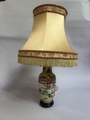 une lampe posée sur une table blanche