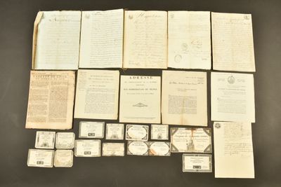 une image montrant une pile de vieux livres et de vieux papiers posés sur une table