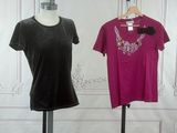 deux t-shirts suspendus à un portant devant un mur blanc