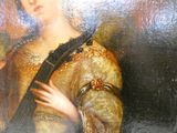 tableau représentant une femme vêtue d'une robe dorée tenant un violon
