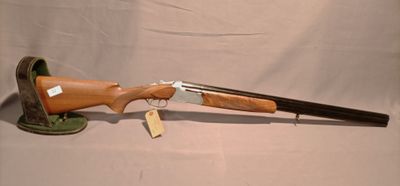 un fusil de chasse avec une poignée et un canon en bois