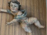 une figurine représentant un bébé allongé par terre