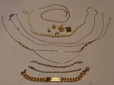 beaucoup de colliers et de bracelets posés sur une table