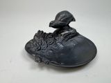 un oiseau noir perché sur un bol