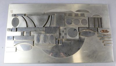 une plaque métallique sur laquelle figure l'image d'un train