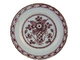 une assiette marron et blanche ornée d'un motif floral