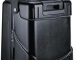 l'arrière d'une valise noire à roulettes et munie d'une poignée