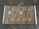 un tapis persan ancien posé à même le sol